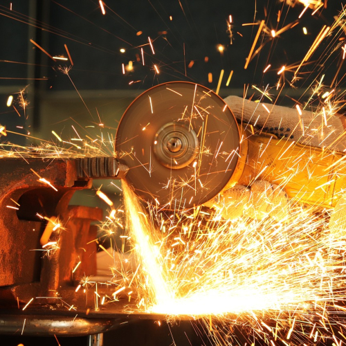 worker-cuts-metal-4384343_1280